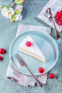 Lezzetli kek masada açık renkli plaka üzerine