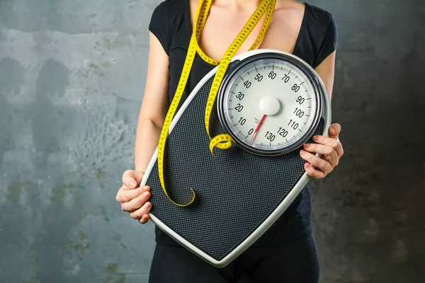 Voeding Gewicht Jonge Vrouw Met Een Schaal — Stockfoto