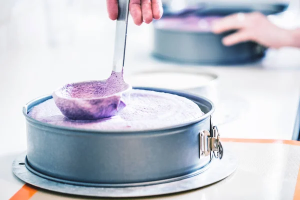 Mãos Femininas Pastelaria Padaria Fazendo Tortas Bolos Prontos — Fotografia de Stock