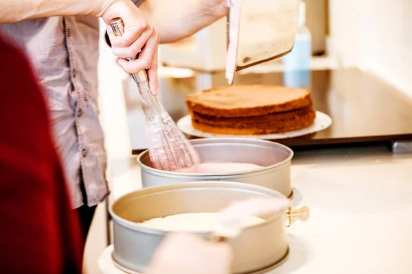 Manos Femeninas Pastelería Panadería Haciendo Pasteles Pasteles Listos —  Fotos de Stock