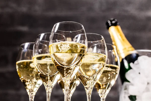 Champagneflaska Och Glasögon Mörk Bakgrund Närbild — Stockfoto