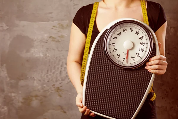 Δίαιτα Και Βάρος Νεαρή Γυναίκα Μια Κλίμακα — Φωτογραφία Αρχείου