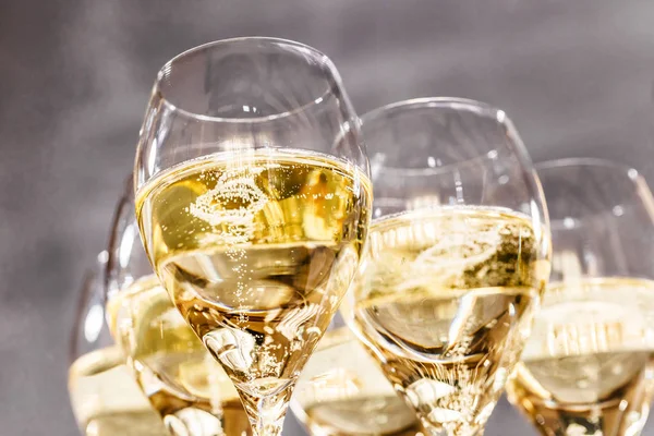 Şampanya Bardağı Koyu Arka Plan Üzerinde Kapat — Stok fotoğraf
