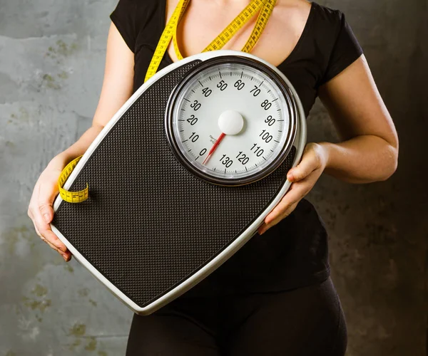 Dieta Peso Mujer Joven Con Escala —  Fotos de Stock