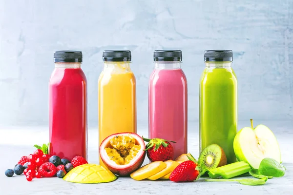 Flat Lay Kleurrijke Smoothies Flessen Met Vers Tropisch Fruit Superfoods — Stockfoto
