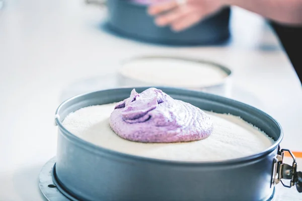 Mulheres Pastelaria Padaria Fazendo Tortas Bolos Prontos — Fotografia de Stock