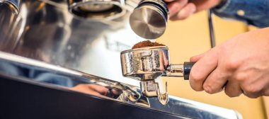  Barista kahve makinesi kafede kahve yapmak için kullanma