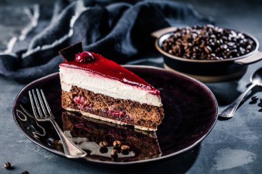Siyah plaka gri arka plan üzerinde lezzetli çikolatalı kek ile
