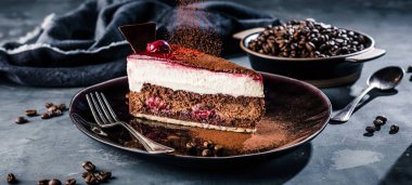 Siyah plaka gri arka plan üzerinde lezzetli çikolatalı kek ile