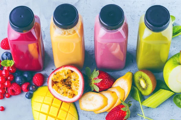 Flat Lay Kleurrijke Smoothies Flessen Met Vers Tropisch Fruit Superfoods — Stockfoto