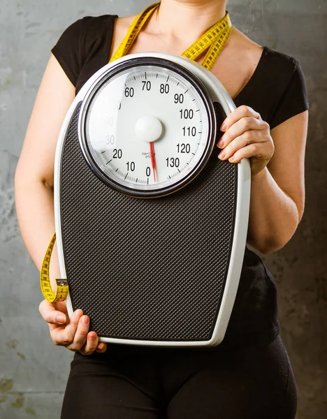 Voeding Gewicht Jonge Vrouw Met Een Schaal — Stockfoto