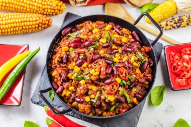 Meksika mutfağı bir beton veya taş rustik arka plan - geleneksel çanak üzerinde bir kil kase Chili con carne. Üstten Görünüm.