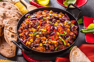 Meksika mutfağı bir beton veya taş rustik arka plan - geleneksel çanak üzerinde bir kil kase Chili con carne. Üstten Görünüm.