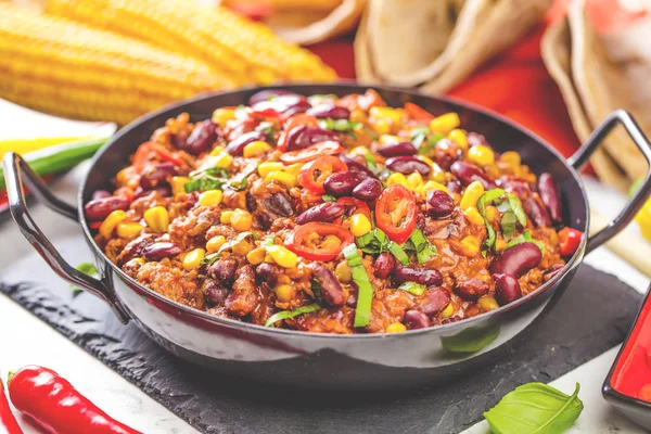 Chili Con Carne Hliněné Misky Konkrétní Rustikální Pozadí Tradiční Pokrm — Stock fotografie