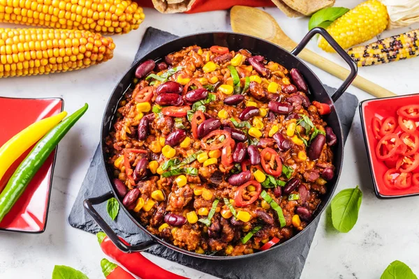 Chili Con Carne Einer Tonschüssel Auf Einem Rustikalen Beton Oder — Stockfoto