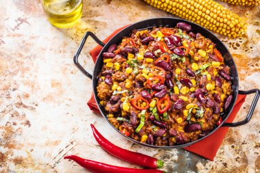 Meksika mutfağı bir beton veya taş rustik arka plan - geleneksel çanak üzerinde bir kil kase Chili con carne. Üstten Görünüm.