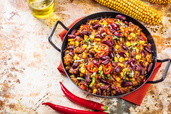 Chili Con Carne Когтистой Миске Бетонном Каменном Ржавом Фоне Традиционное — стоковое фото