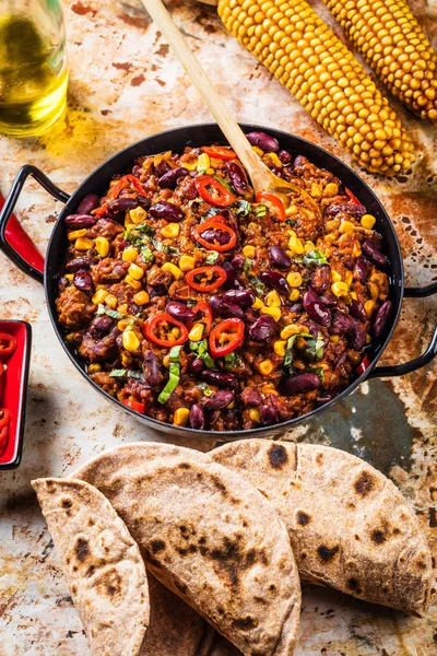 Chili Con Carne Einer Tonschüssel Auf Einem Rustikalen Beton Oder — Stockfoto