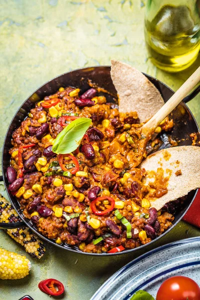 Chili Con Carne Einer Tonschüssel Auf Einem Rustikalen Beton Oder — Stockfoto