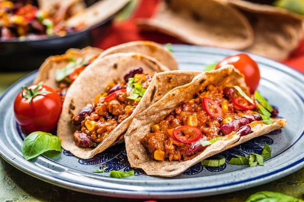 Et, fasulye ve salsa ile Meksika Taco. Üstten görünüm