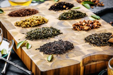 Taze demlendi siyah çay, sıcak yumuşak ışık, koyu arka plan.