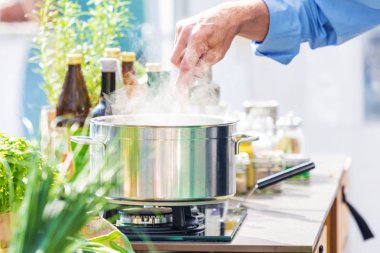 Şefler iş yerinizde lezzetli yemek yapma bir lokanta mutfağı