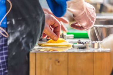 Taze Mantı pişirme taze makarna İtalyan ev yapımı. Kaynar suda kaynatın