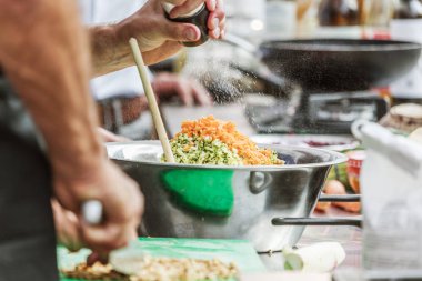 Erkek mutfak masasında kesme Yeşiller eller