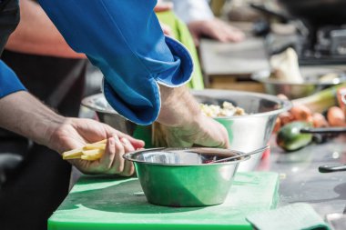 Erkek mutfak masasında kesme Yeşiller eller