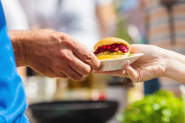 Vegitarian Burger Στο Φεστιβάλ Φαγητό Του Δρόμου — Φωτογραφία Αρχείου