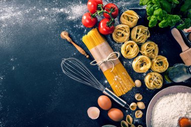 Koyu arka plan üzerinde malzemelerle İtalyan Makarna