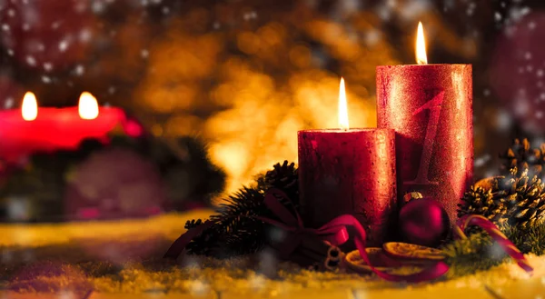 在雪地和木质背景下燃烧蜡烛和圣诞装饰 — 图库照片