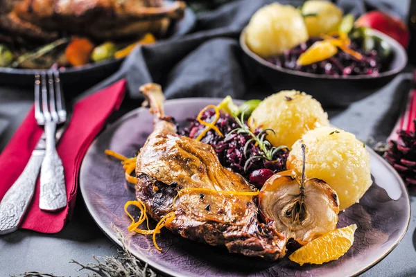 Weihnachtsbraten Auf Festlichem Tisch — Stockfoto