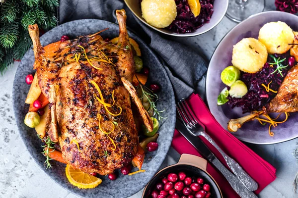 Weihnachtsbraten Auf Festlichem Tisch — Stockfoto