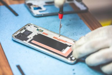 Cep telefonu tamir sürecini gösteren yakın plan fotoğraflar