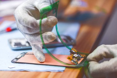 Cep telefonu tamir sürecini gösteren yakın plan fotoğraflar