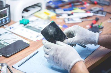 Cep telefonu tamir sürecini gösteren yakın plan fotoğraflar