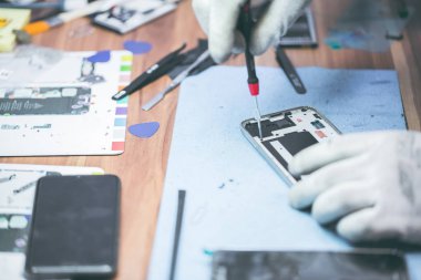 Cep telefonu tamir sürecini gösteren yakın plan fotoğraflar