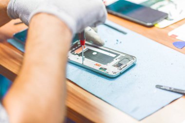 Cep telefonu tamir sürecini gösteren yakın plan fotoğraflar