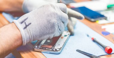 Cep telefonu tamir sürecini gösteren yakın plan fotoğraflar