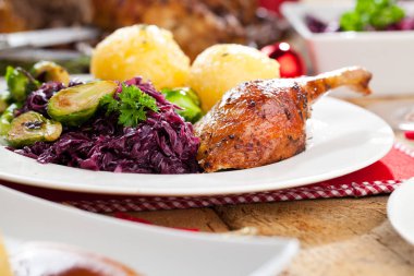 Noel kızarmış ördek şenlikli masaya