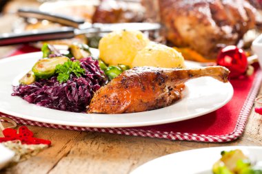 Noel kızarmış ördek şenlikli masaya