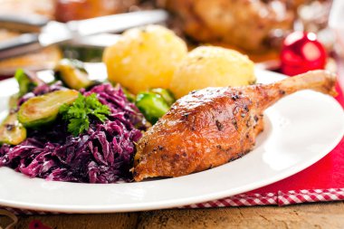 Noel kızarmış ördek şenlikli masaya