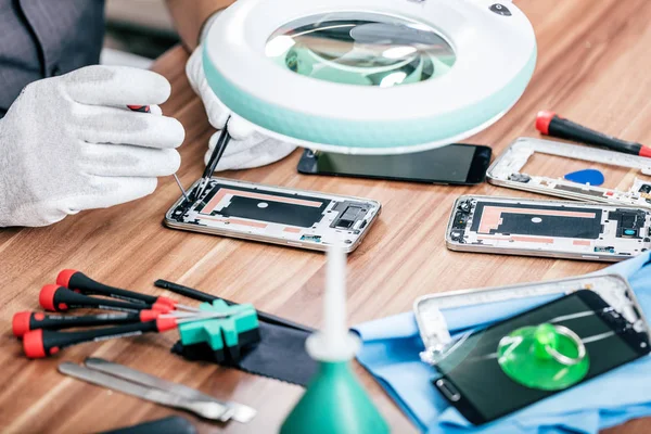 Fotos Primer Plano Que Muestran Proceso Reparación Del Teléfono Móvil — Foto de Stock