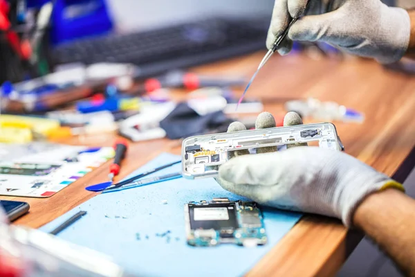 Fotos Primer Plano Que Muestran Proceso Reparación Del Teléfono Móvil — Foto de Stock