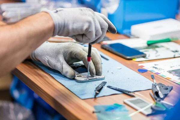 Cep telefonu tamir sürecini gösteren yakın plan fotoğraflar