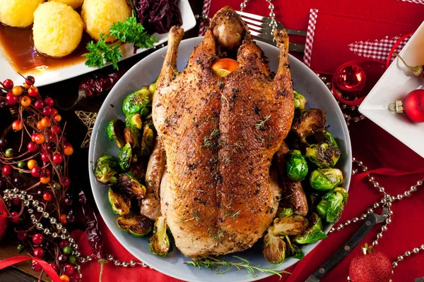 Weihnachtsbraten Auf Festlichem Tisch — Stockfoto