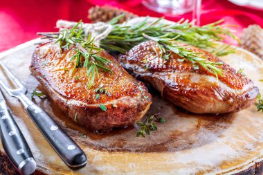 Noel kızarmış ördek şenlikli masaya