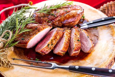 Noel kızarmış ördek şenlikli masaya