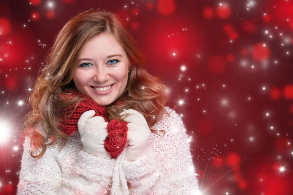 赤いスカーフ クリスマスの甘い女の子のポートレート クローズ アップ — ストック写真